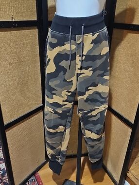 The North Face Men's Camo Joggers in Olive & Black
